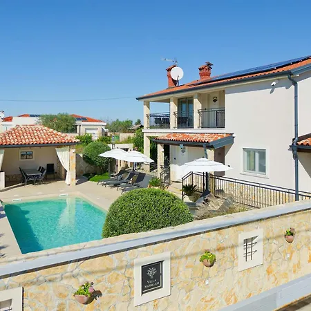 Morgan By Rent Istria أوماغ